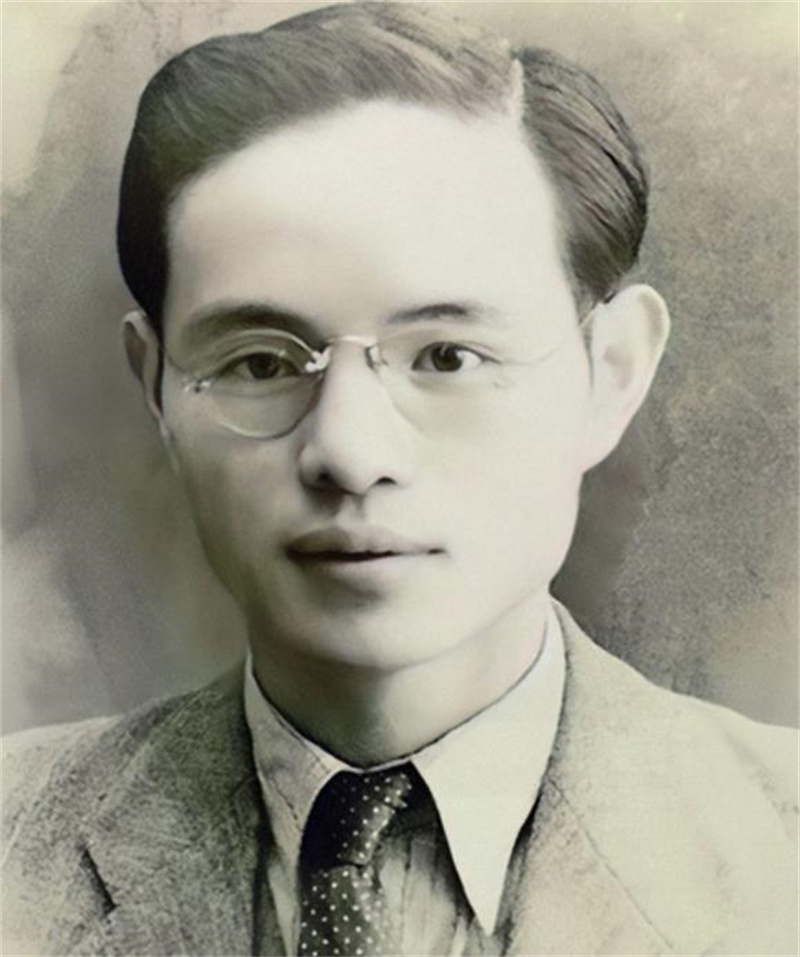 1949年，国家征集*旗国**图案，五星红旗只得15票，另一作品得185票