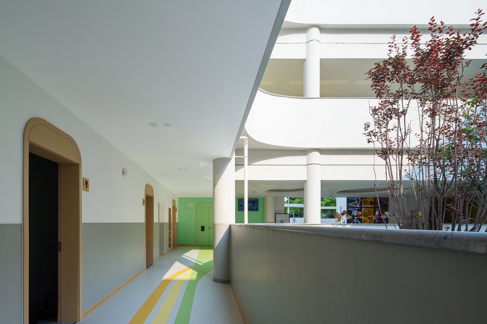 地胶幼儿园安装,户外幼儿园软地胶铺设