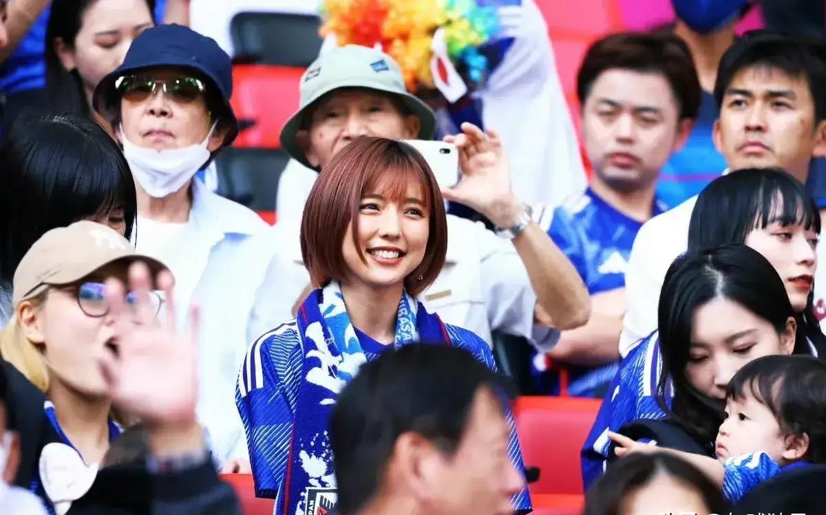 世界杯阿根廷女球迷震撼场面,世界杯观众席高颜值女球迷