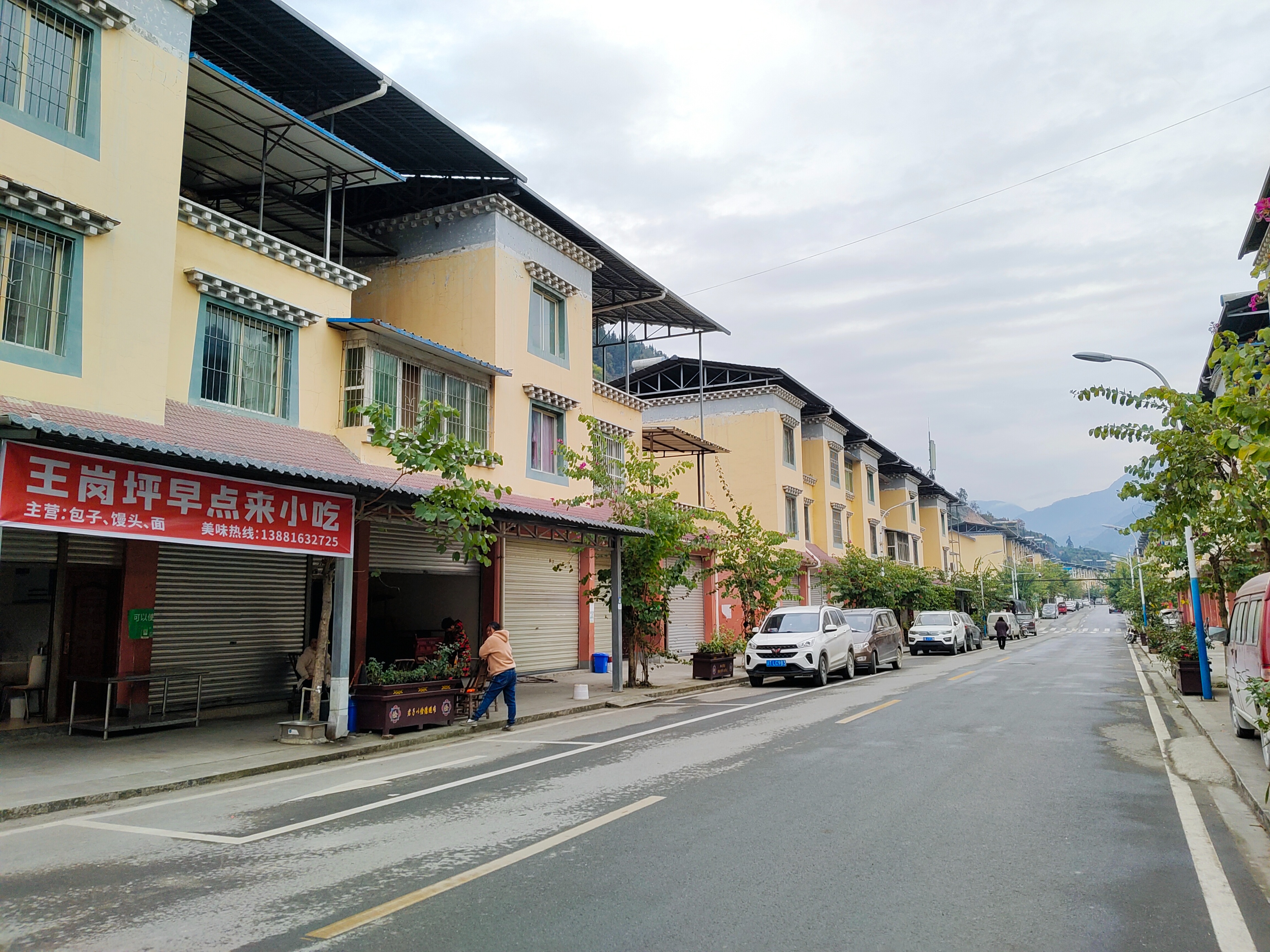 泸定地震三个月后：失联牧羊人和76只羊仍未找到，有村民失去年入几万的收入被迫租房，因物价贵一天吃2顿饭