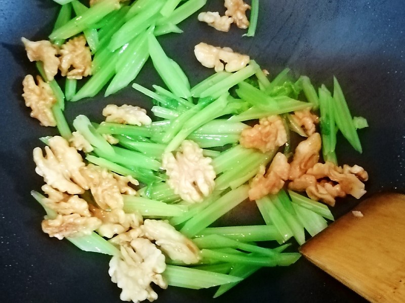 核桃为什么越来越便宜商贩说实话,小小核桃竟然有这么大的隐患