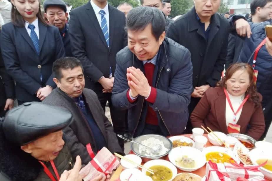 90后小伙带领全村人发家致富,男子创业成功回乡带500多人增收