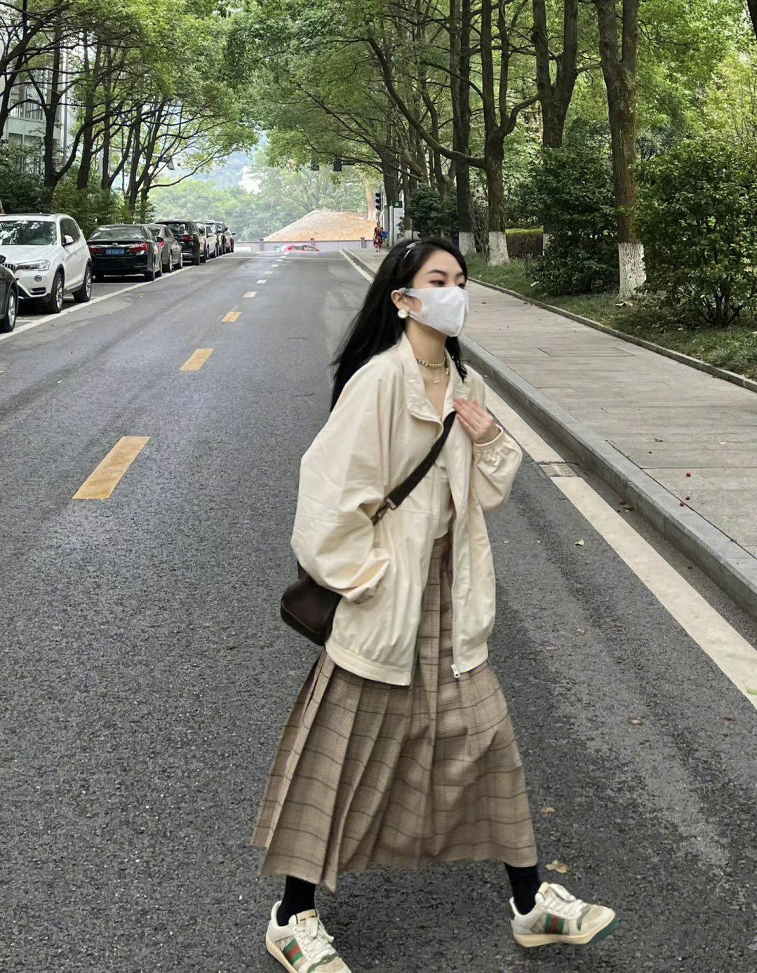 运动鞋搭配什么款式的长裙,这才是大部分普通女孩的穿搭