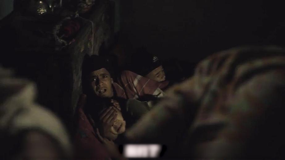 揭露印度女性悲惨的电影，孕妇上山挑水男人在家玩乐，越看越揪心