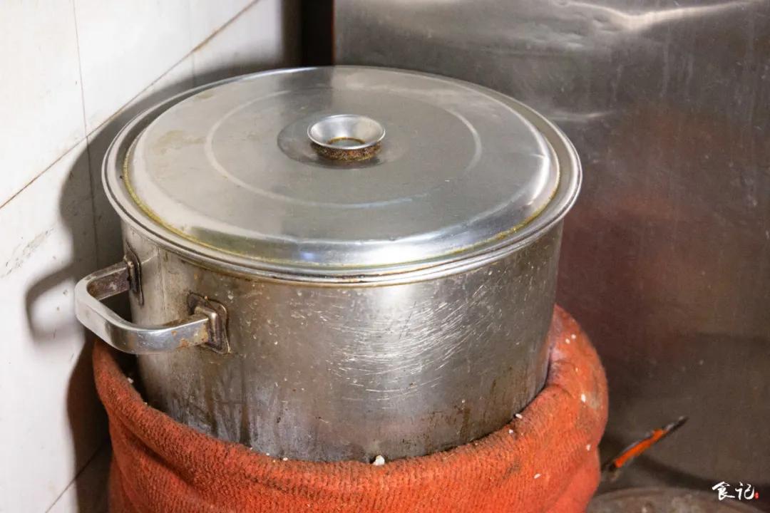 40m²的小店,厨房就占一半!建昌家属院旁的这家馆子开了23年