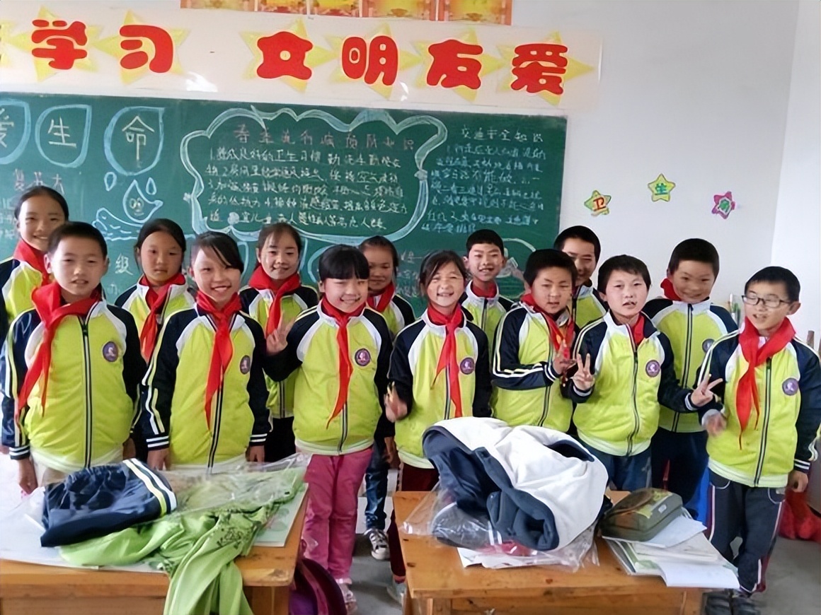 鐢樿們瀛︾敓鏍℃湇,鐢樿們姘戞棌瀛︽牎鏍℃湇