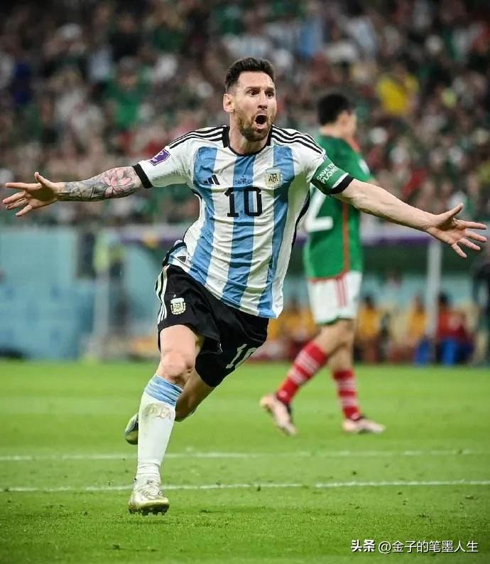 他身材矮小，却成为足坛巨星。他今年35岁，却还在续写传奇