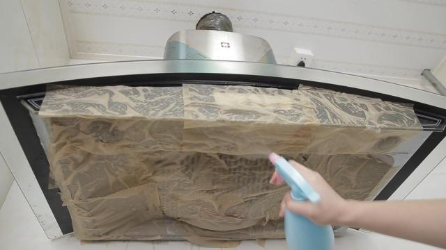 一次性口罩可以用来清洗油烟机,用口罩清洁油烟机的小窍门