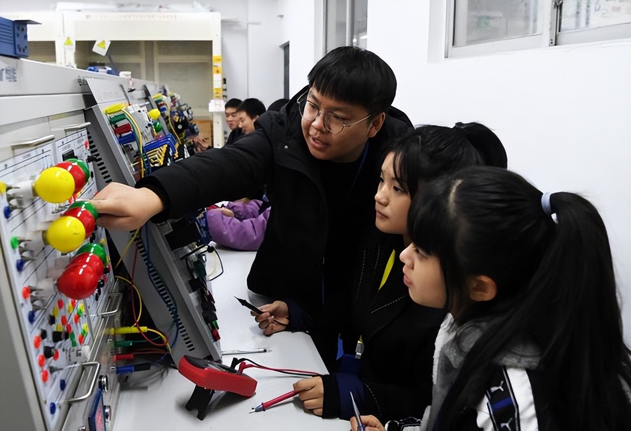 读职高“毁”一生？是时候打破对职业教育的误解了