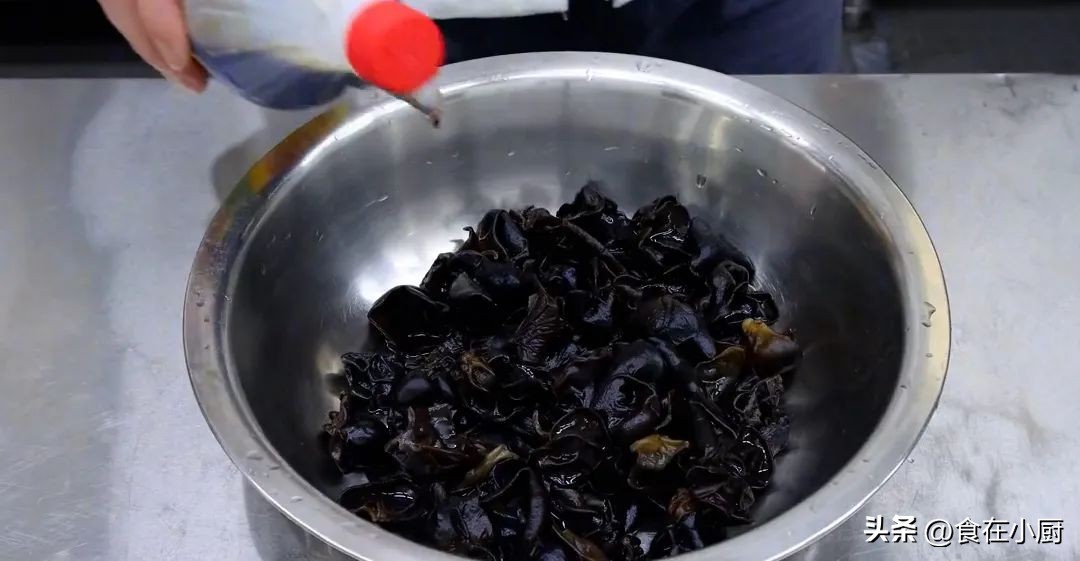 木耳直接用清水洗就可以了吗,新鲜木耳怎么清洗才能除虫卵