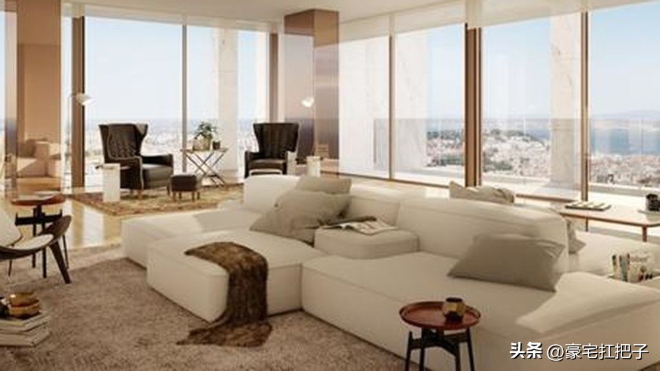 C罗9套豪宅曝光，女友花半小时才走到客厅，车库有超20辆顶级跑车