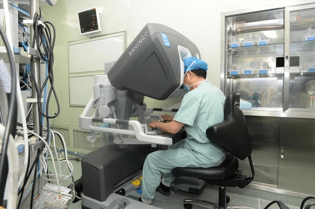 全胸腔镜下，与右侧开胸小切口房间隔缺损修补术的临床结果分析