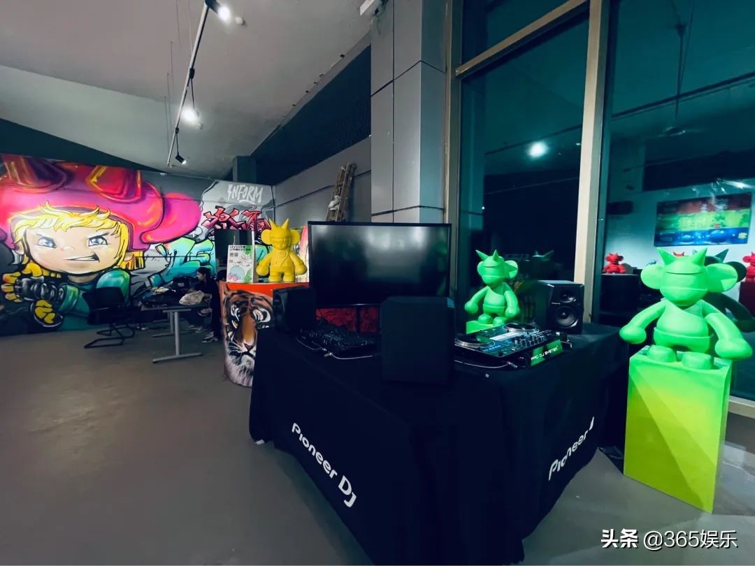 广州首个公共潮玩艺术空间、LEVVV乐赢潮玩艺术空间正式揭幕