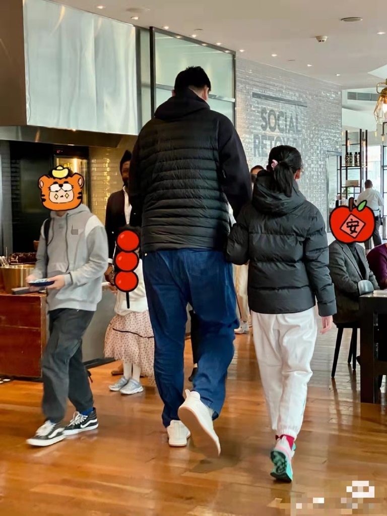 姚明父女现身机场照,姚明女儿姚沁蕾现在身高近照