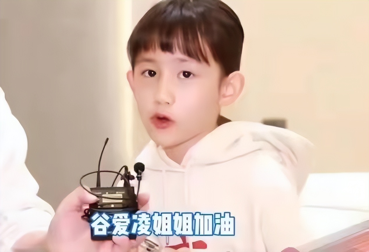 黄磊女儿多多刘海,黄磊小女儿才6岁高贵气质初显