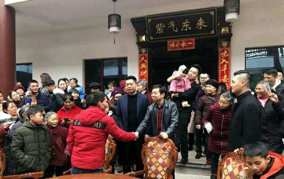 90后小伙带领全村人发家致富,男子创业成功回乡带500多人增收