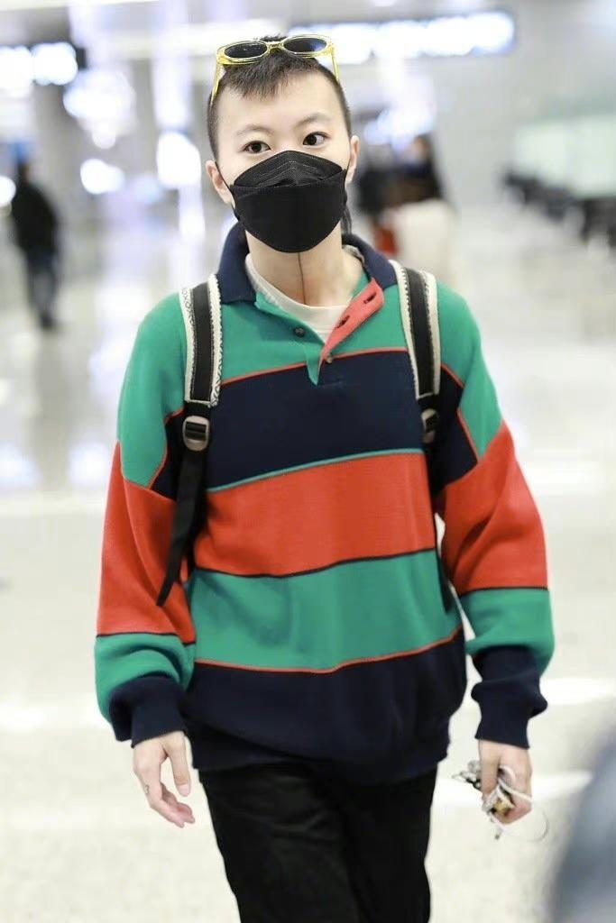 窦靖童短发发型棒球帽穿搭,窦靖童紫色卫衣搭配图片