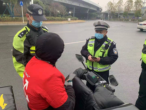 在岗民警不休息全力守卫一方平安,节日我在岗您的平安我来守护