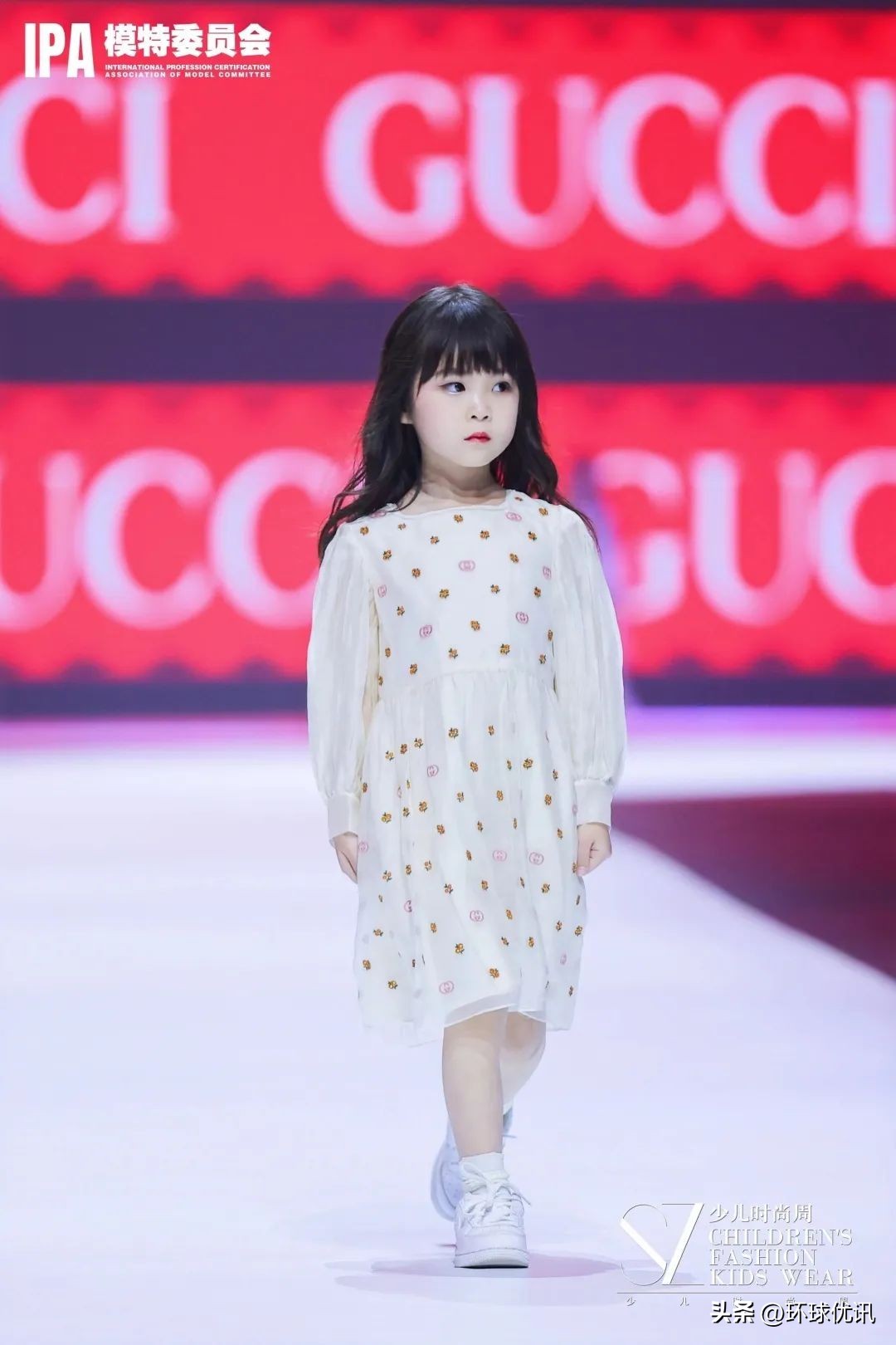 小超模胡芯彤担任2022SZ少儿时尚周代言人玩转时尚舞台！