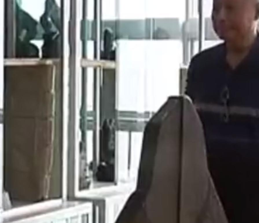 河南老汉600元买来发光水晶，深夜发出强光，专家称萤石夜明珠