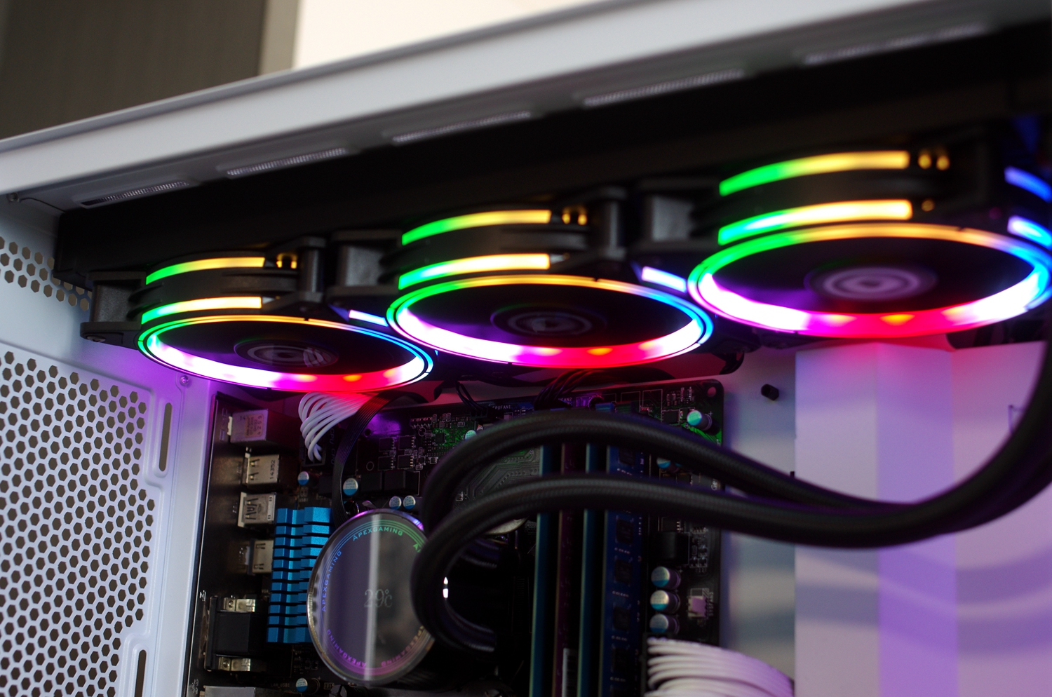 夏日烤箱模式开启，用盖亚GAIA机箱套装来给“搬砖机”降温降噪