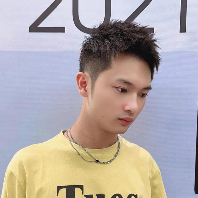 大学生男生发型推荐短发阳光干净,男生头顶头发稀少适合什么短发型