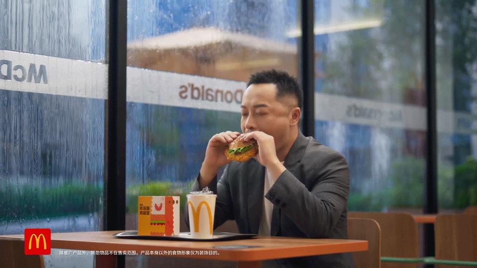 一口上头！麦当劳的新汉堡脆到了我的心巴上