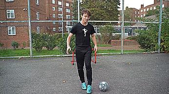 花式足球空中转圈技巧,简单实用的足球花式技巧