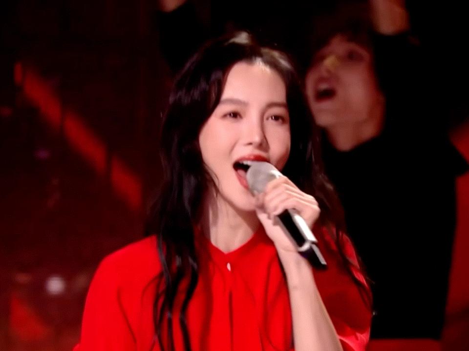 杨紫关晓彤跨年晚会造型,关晓彤2017年湖南跨年演唱会