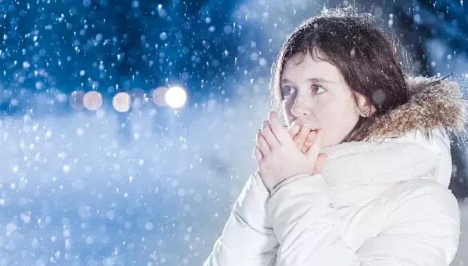 冬天天气冷手脚冰凉是怎么回事,天气越来越冷到了手脚冰凉的时候