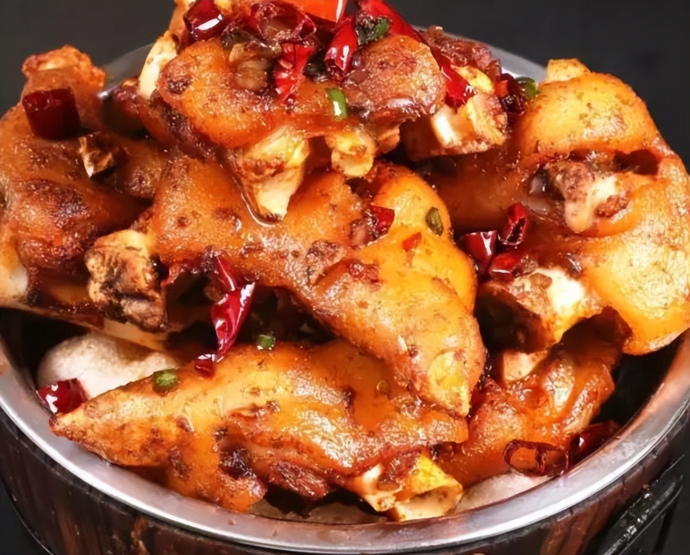 南宁特色小吃卤味,南宁街头火爆熟食