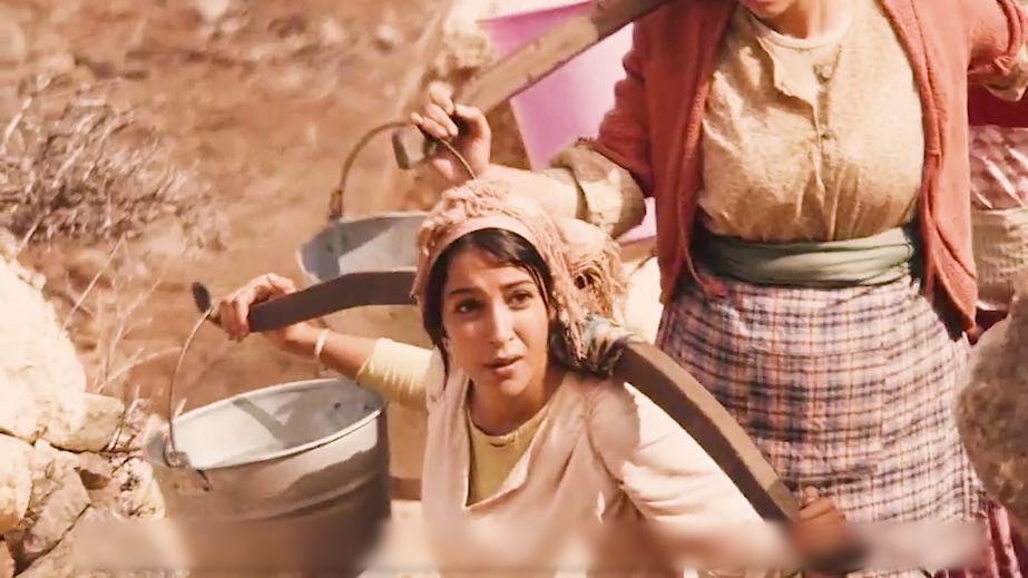 揭露印度女性悲惨的电影，孕妇上山挑水男人在家玩乐，越看越揪心