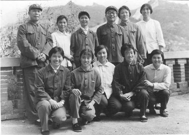 卖菜女工李素文:从副委员长跌落后创业,最后选择月薪二百当劳模