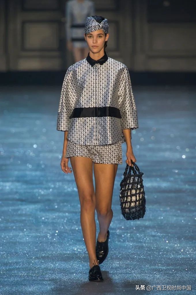 简单又时髦的丝巾系法你学到了吗,美丽时尚精美基础丝巾推荐