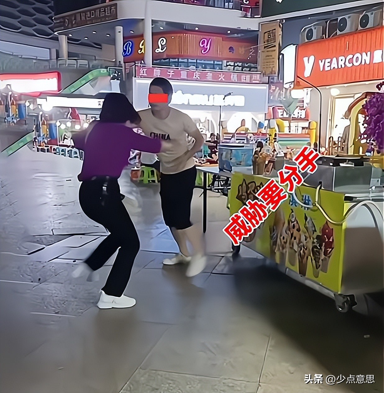 女子街边买小吃被坑,女孩在路边摊卖小吃