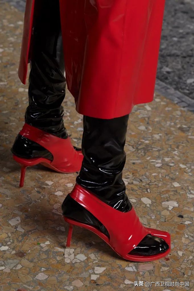 那些秀场上的“丑”鞋子