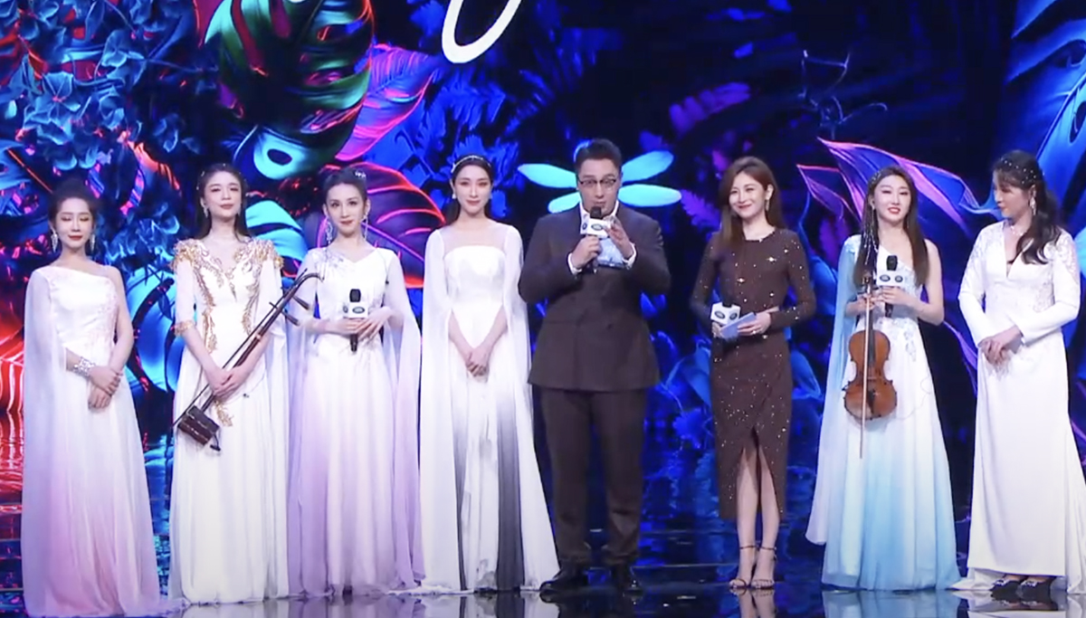 歌手2020周深夺冠现场完整版,周深李宇春星光大赏现场