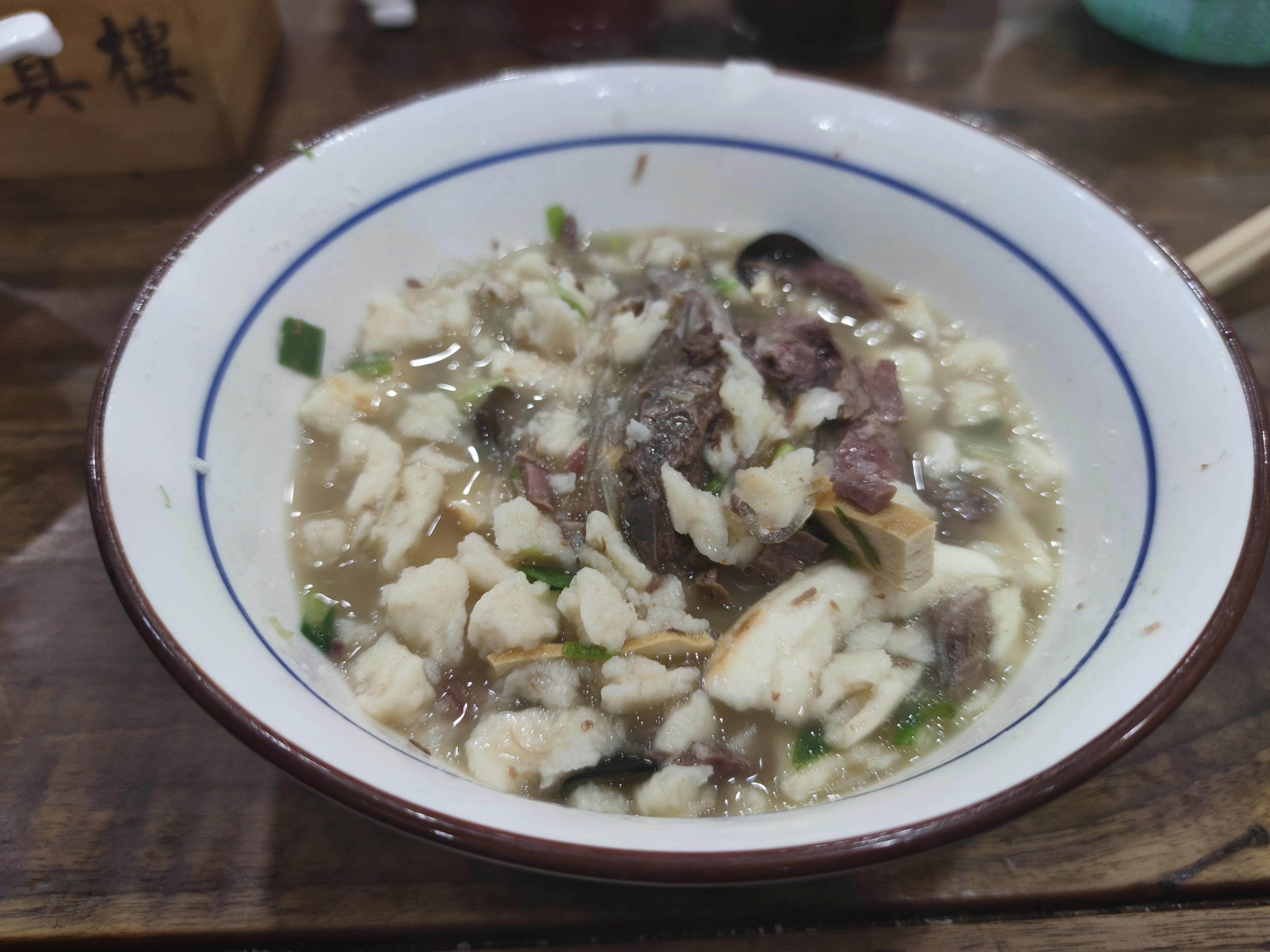 东北小伙吃自助餐视频,东北小伙街头采访吃自助餐