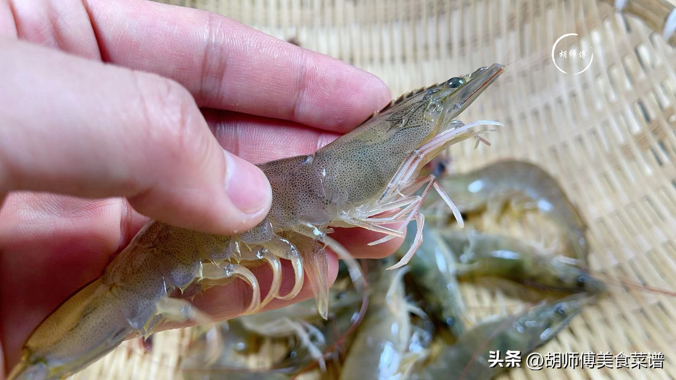 水煮虾为什么水是黄色的,水煮虾是冷水下还是水开下