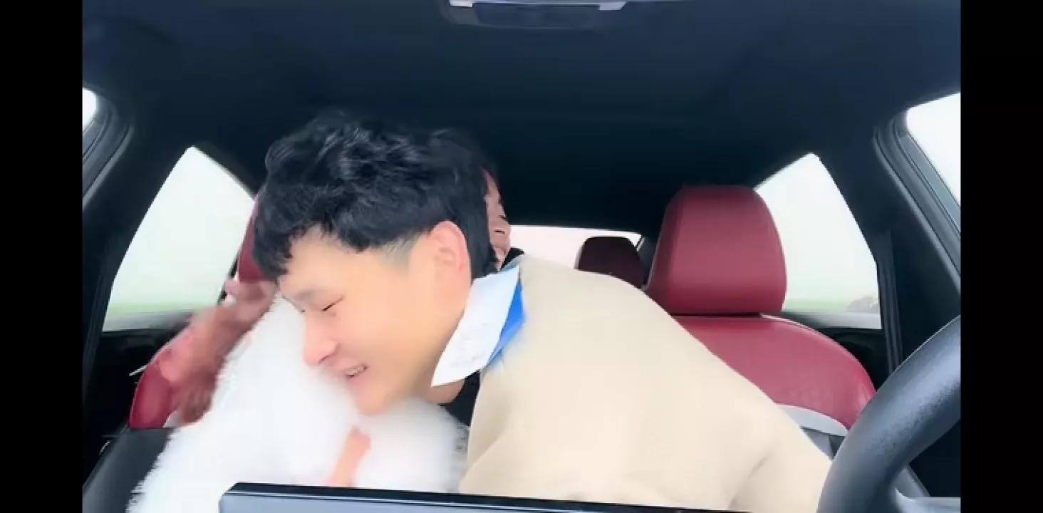 橘子给小贤买礼物,橘子和小贤是否和好如初