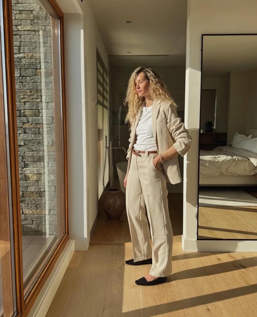 皮肤偏黑偏黄的女生穿什么颜色,皮肤黑的女人适合颜色