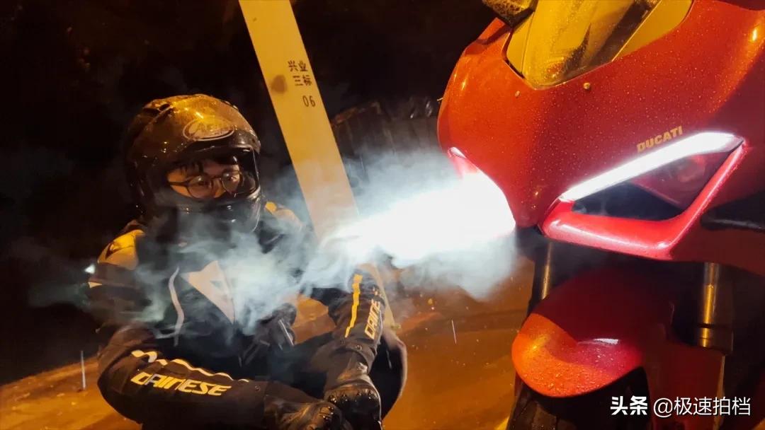 花十几万买摩托的人什么心态,花10万买摩托的人有车吗