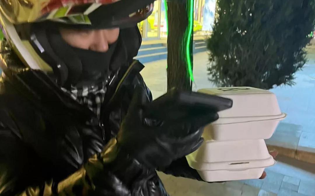 在三里屯BC排长队，一袋面包黄牛卖我200块