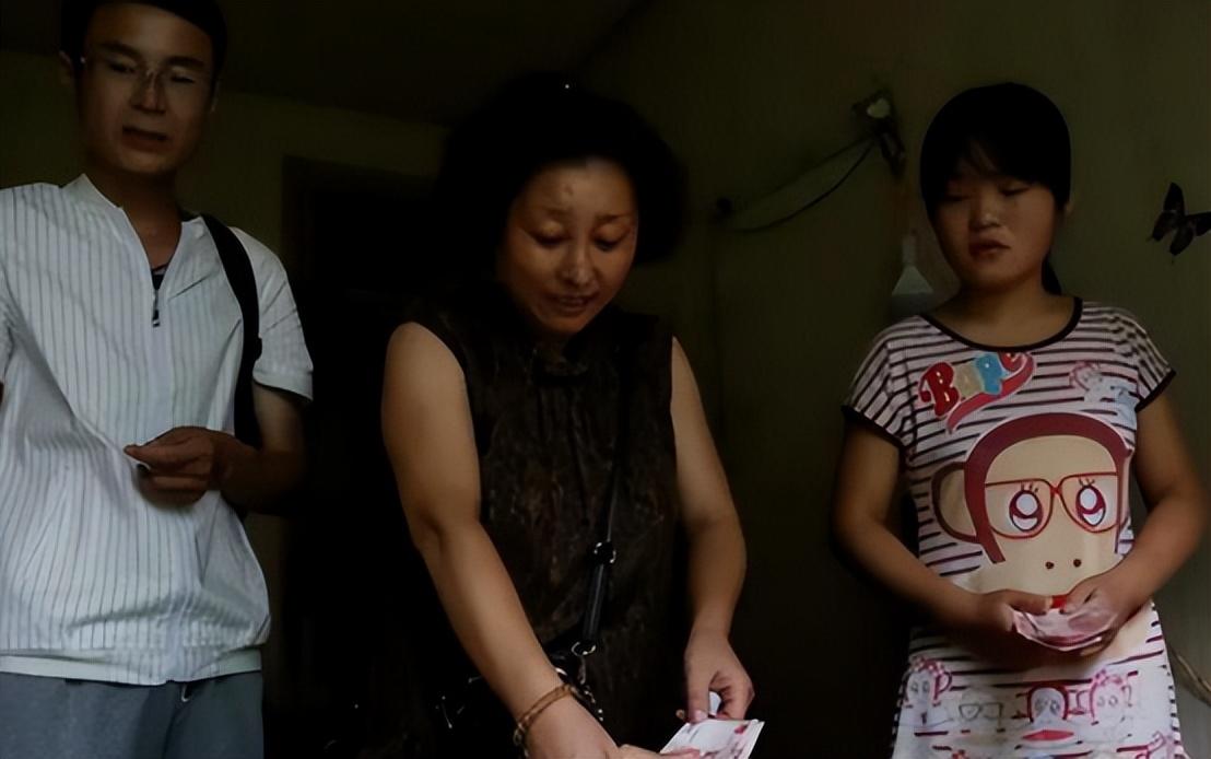 15年安徽女孩街头扮牛,女孩街头扮牛背后的故事