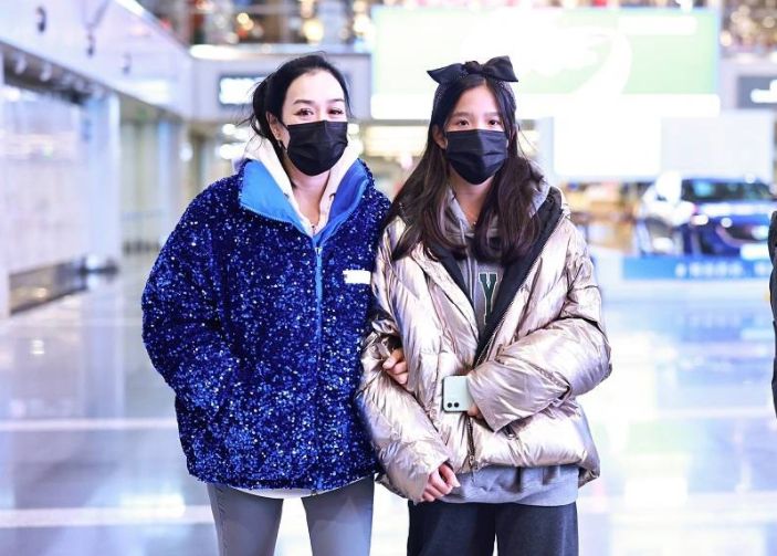 钟丽缇穿运动外套,钟丽缇带女儿和甜馨