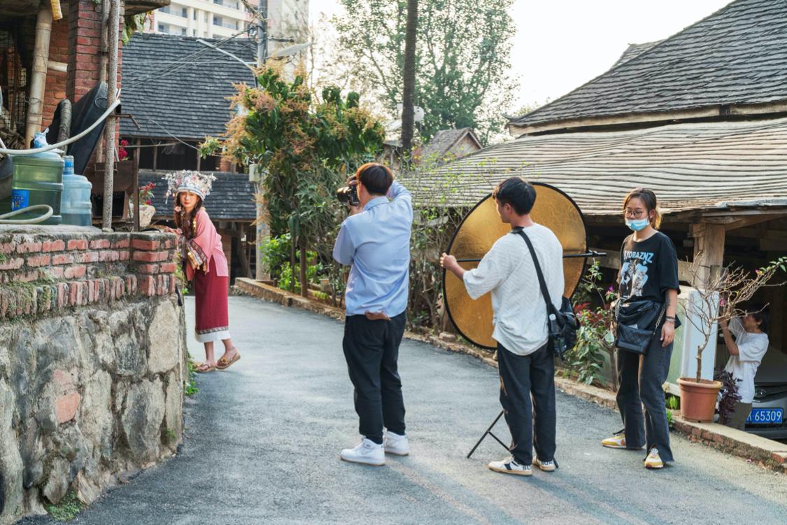 骂版纳是因为你没走出告庄玩版纳跟着小姐姐们走你才晓得味道