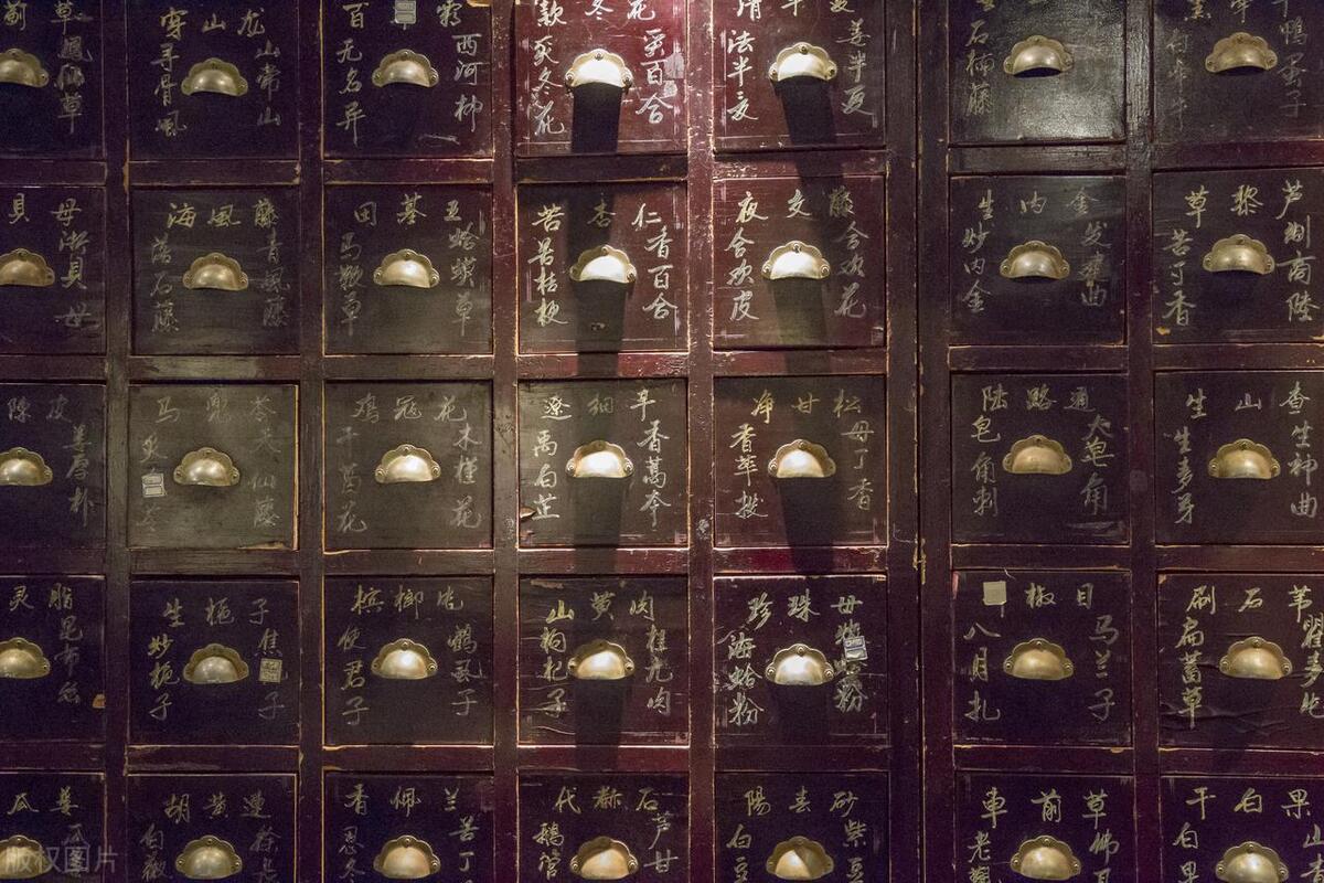 13岁女孩湿疹反复发作怎么办,年轻女孩湿疹是什么原因造成的