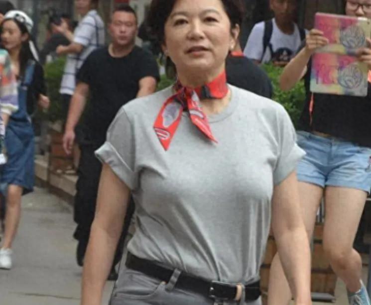 “内衣门”68岁的林青霞疑没穿内衣遭讽刺，对女神要求太苛刻了！