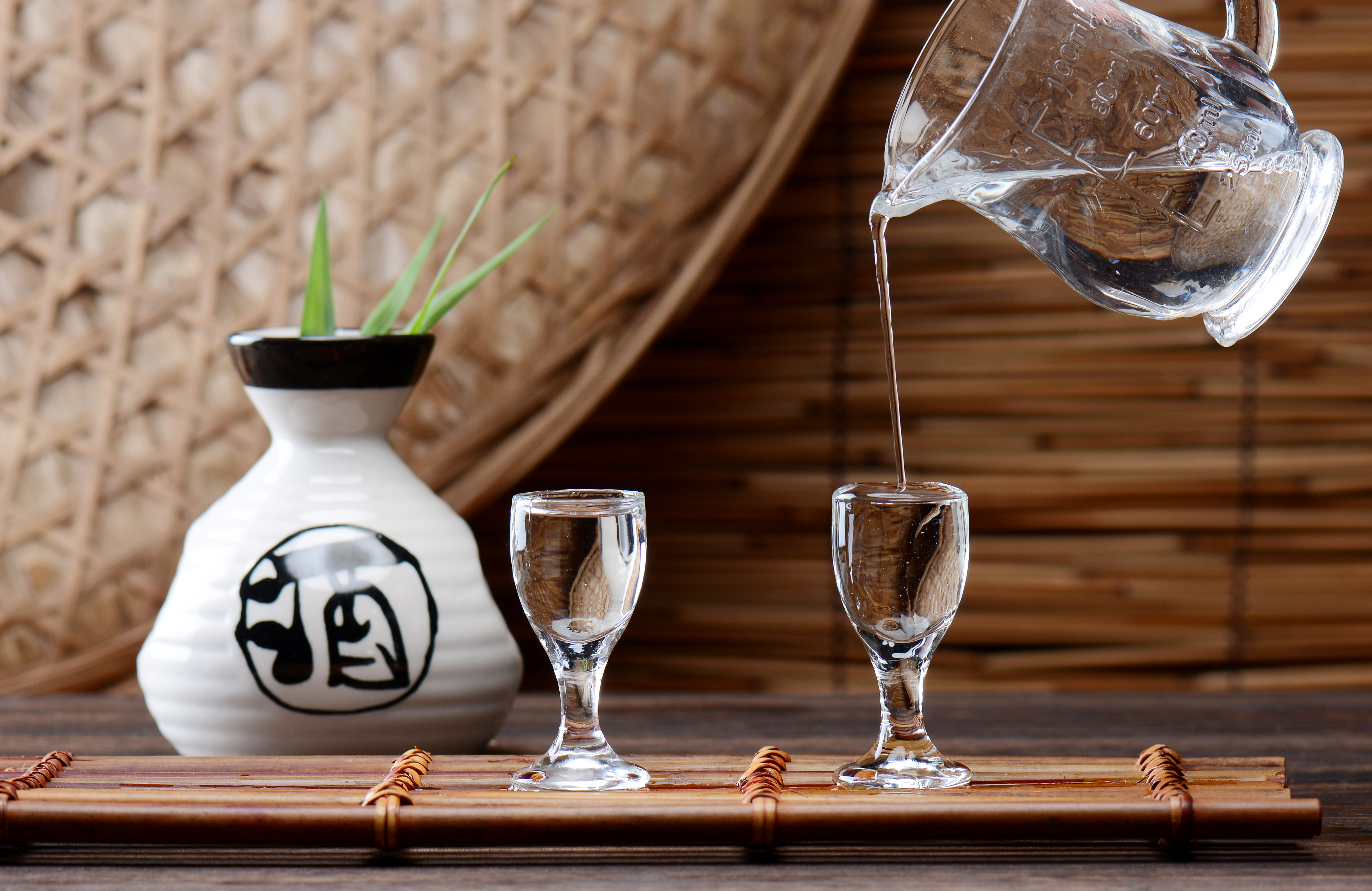 代理白酒厂家都给代理商哪些扶持,2021中低端白酒县级代理好做吗