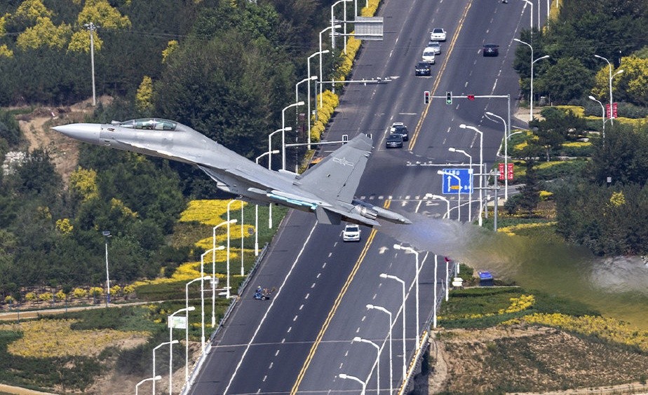 非说中国雇佣德退役飞行员！德国防长口气不小，扬言派军舰来巡航